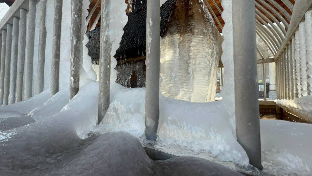 Burası Sibirya değil Erzurum! Eksi 25’i gördü, şadırvanlar buzdan şelaleye döndü - Resim: 3